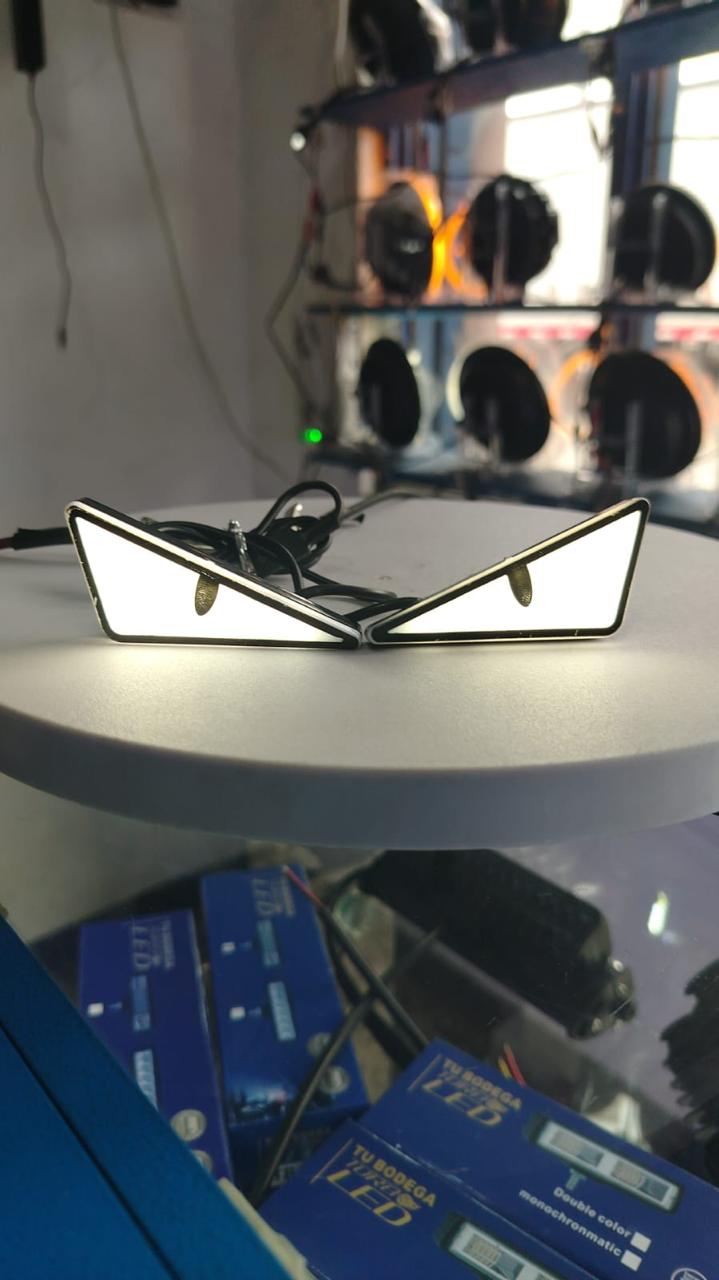 Ojos triangulares para moto x 2