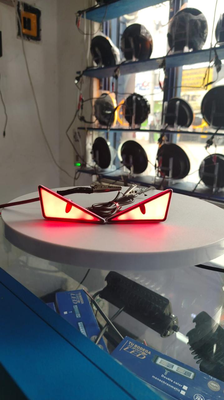 Ojos triangulares para moto x 2