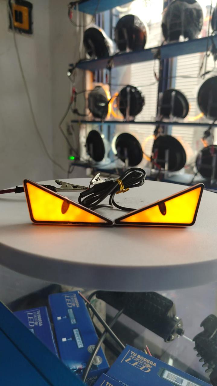 Ojos triangulares para moto x 2