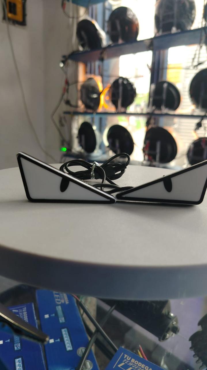 Ojos triangulares para moto x 2