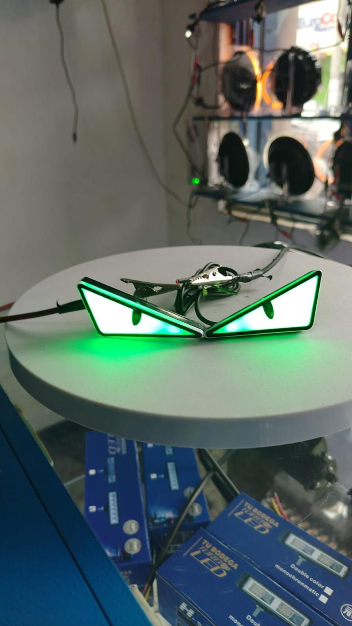 Ojos triangulares para moto x 2